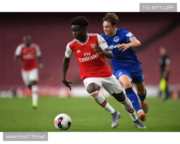 奥利塞 vs 萨卡:边路成熟度与战术适配差距在哪