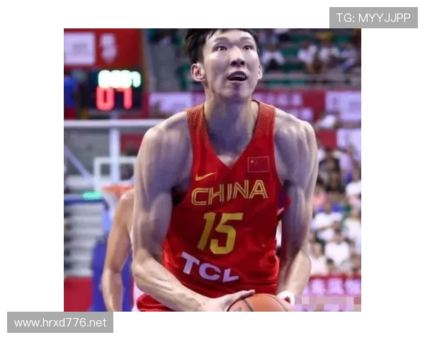 胡金秋一条晒照，把球场肌肉和家里水晶灯并置，像看到两个平行世界碰头